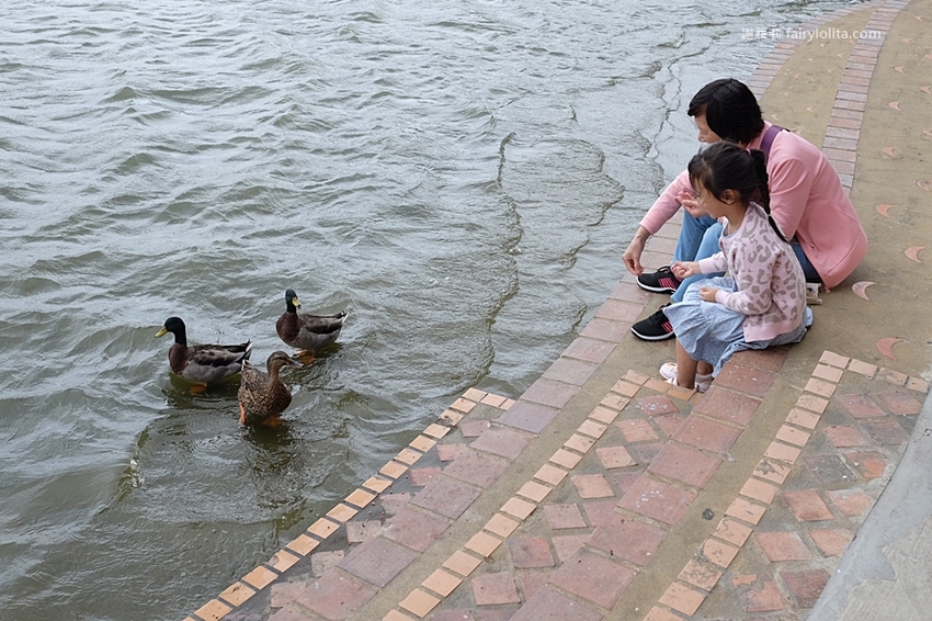 台灣觀光巴士。龍潭大池景觀咖啡廳、小人國一日遊,2人同行1人免費,每人只要595元,門票、車資全部包! @蹦啾♥謝蘿莉 La vie heureuse