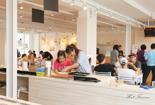 亞尼克(台南安平店)：【台南美食】亞尼克菓子工房：中了化骨綿掌的生乳捲！讓萬千人融化的好滋味~