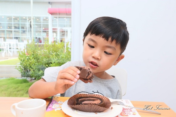 亞尼克(台南安平店)：【台南美食】亞尼克菓子工房：中了化骨綿掌的生乳捲！讓萬千人融化的好滋味~