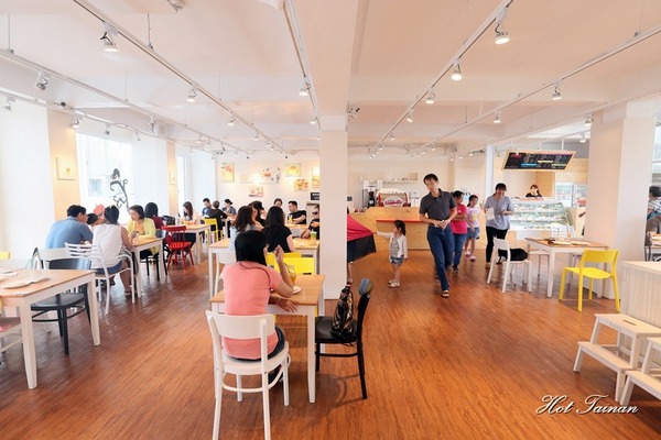 亞尼克(台南安平店)：【台南美食】亞尼克菓子工房：中了化骨綿掌的生乳捲！讓萬千人融化的好滋味~