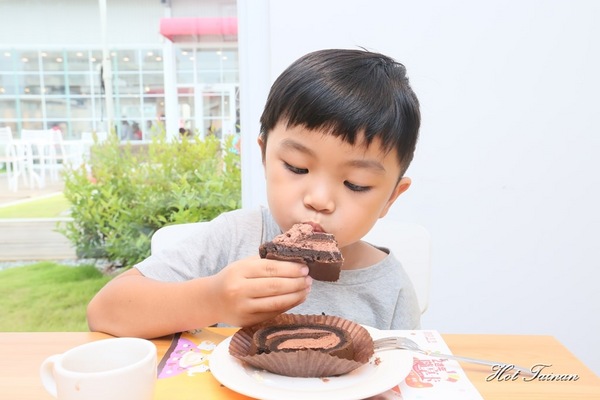 亞尼克(台南安平店)：【台南美食】亞尼克菓子工房：中了化骨綿掌的生乳捲！讓萬千人融化的好滋味~