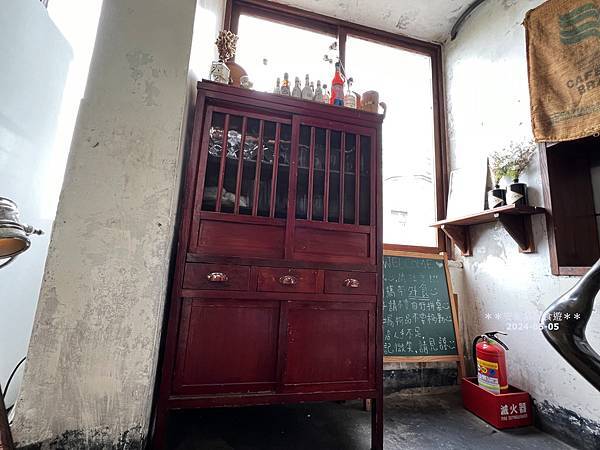 中壢老街溪邊最美老宅咖啡廳！小舊閣樓Glow白天咖啡夜晚餐酒館超Chill。