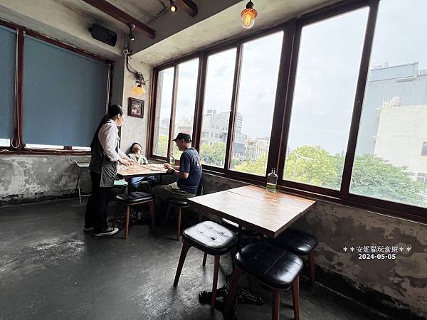 中壢老街溪邊最美老宅咖啡廳！小舊閣樓Glow白天咖啡夜晚餐酒館超Chill。