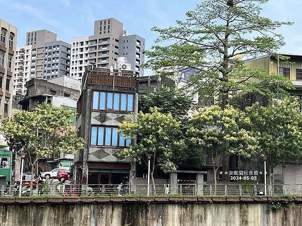 中壢老街溪邊最美老宅咖啡廳！小舊閣樓Glow白天咖啡夜晚餐酒館超Chill。