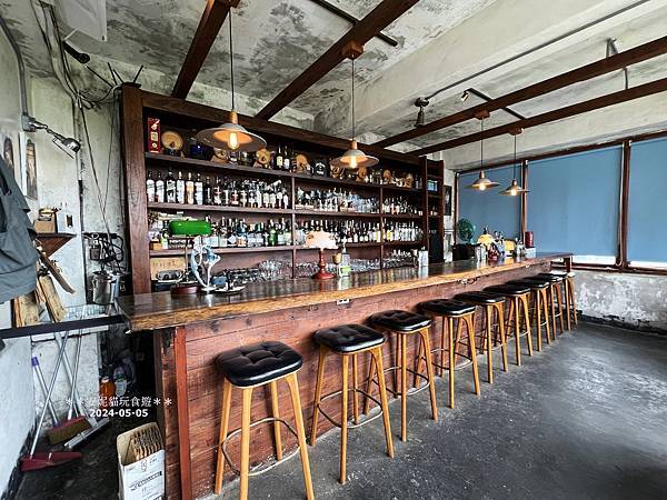 中壢老街溪邊最美老宅咖啡廳！小舊閣樓Glow白天咖啡夜晚餐酒館超Chill。