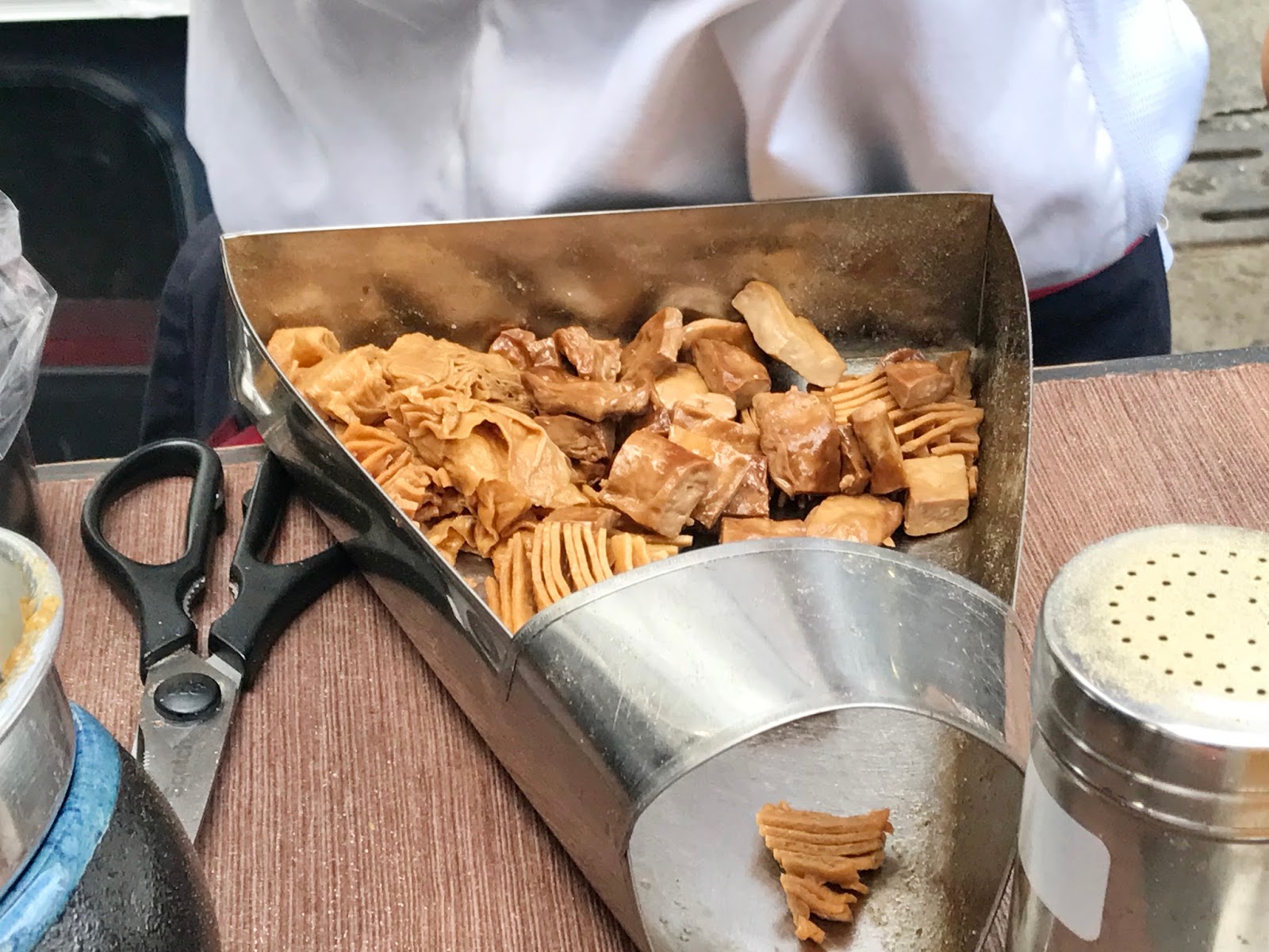 [高雄美食]鳳山黃家蜂蜜滷味~新鮮又便宜的滷味~近鳳山捷運站~手機食記~