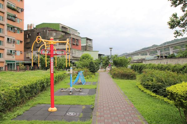 泰山繡球花步道：【新北市景點】泰山黎明步道花園繡球花~季節限定小小的景點，免費的小確幸