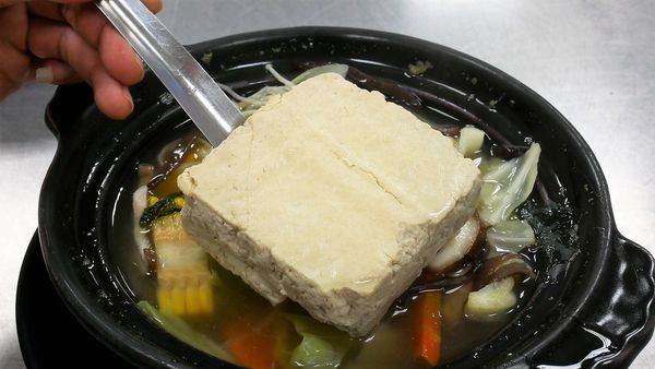 【台南市-安平區】用最天然A蔬菜自然發酵浸泡的『京典酵素臭豆腐-安平旗艦店』~熊天然、熊實在、熊安心啦！現在更推出臭豆腐湯鍋喔>▽<