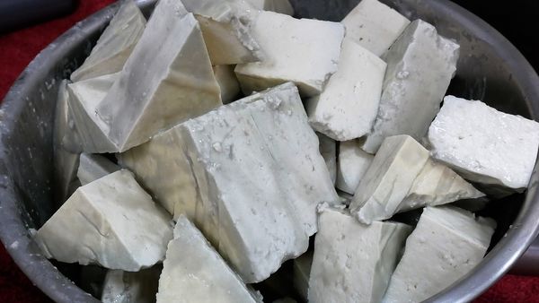 【台南市-安平區】用最天然A蔬菜自然發酵浸泡的『京典酵素臭豆腐-安平旗艦店』~熊天然、熊實在、熊安心啦！現在更推出臭豆腐湯鍋喔>▽<