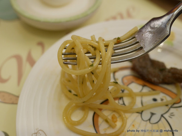 ㄇㄚˊ幾兔 主題餐廳:【食記】新北ㄇㄚˊ幾兔主題餐廳-麻吉兔廚房 Machico Kitchen@板橋大遠百&板橋車站 : 只推義大利麵, 份量多些會更好
