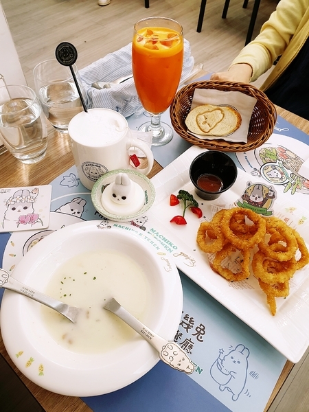 ㄇㄚˊ幾兔 主題餐廳：♪板橋站。ㄇㄚˊ幾兔 主題餐廳♬ LINE人氣貼圖化身美味幾蛋糕(文內附菜單)