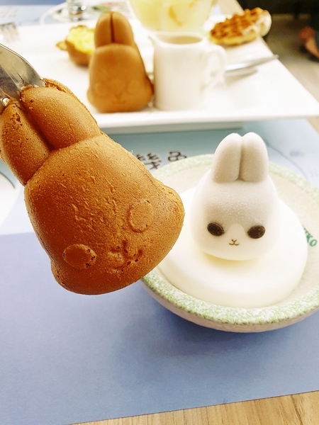 ㄇㄚˊ幾兔 主題餐廳：♪板橋站。ㄇㄚˊ幾兔 主題餐廳♬ LINE人氣貼圖化身美味幾蛋糕(文內附菜單)