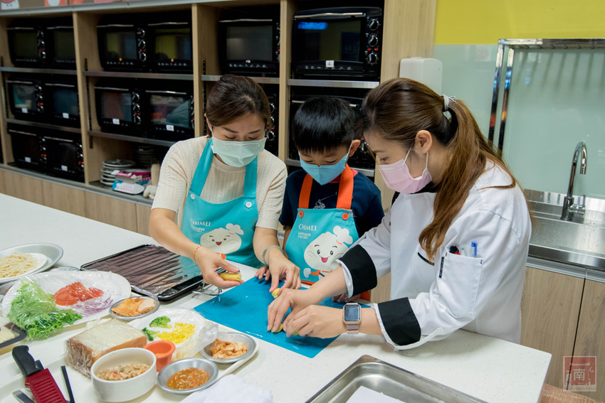 【臺南景點】一起做便當幸福野餐去｜超人氣親子野餐趣｜自己DIY場次限定｜大甲芋頭生吐司正式推出｜親子景點互動遊戲~~奇美食品幸福工廠 - 南人幫