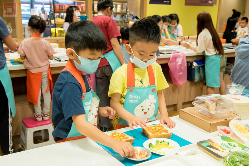 【臺南景點】一起做便當幸福野餐去｜超人氣親子野餐趣｜自己DIY場次限定｜大甲芋頭生吐司正式推出｜親子景點互動遊戲~~奇美食品幸福工廠 - 南人幫