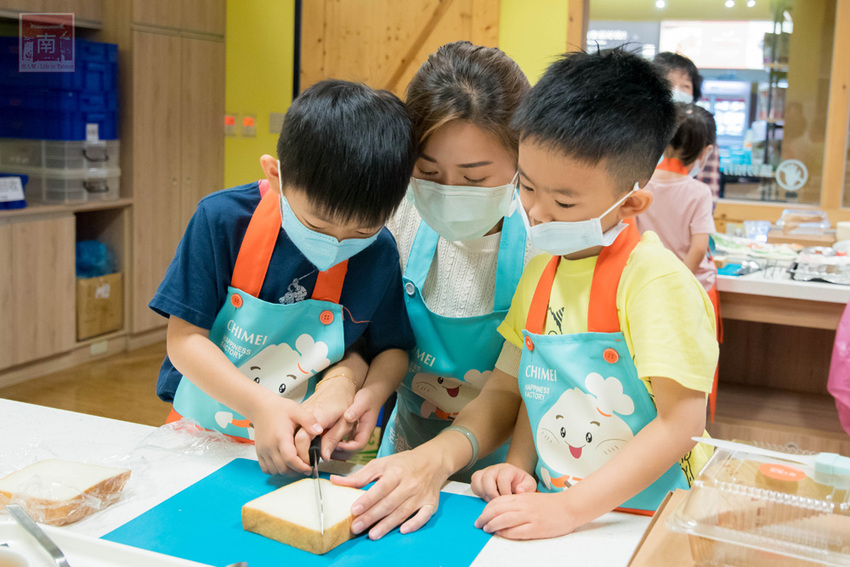 【臺南景點】一起做便當幸福野餐去｜超人氣親子野餐趣｜自己DIY場次限定｜大甲芋頭生吐司正式推出｜親子景點互動遊戲~~奇美食品幸福工廠 - 南人幫