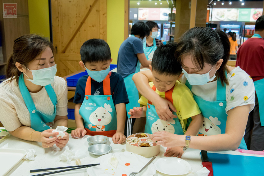 【臺南景點】一起做便當幸福野餐去｜超人氣親子野餐趣｜自己DIY場次限定｜大甲芋頭生吐司正式推出｜親子景點互動遊戲~~奇美食品幸福工廠 - 南人幫