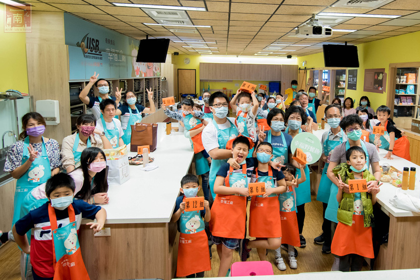 【臺南景點】一起做便當幸福野餐去｜超人氣親子野餐趣｜自己DIY場次限定｜大甲芋頭生吐司正式推出｜親子景點互動遊戲~~奇美食品幸福工廠 - 南人幫