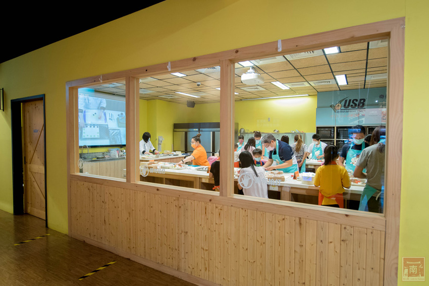 【臺南景點】一起做便當幸福野餐去｜超人氣親子野餐趣｜自己DIY場次限定｜大甲芋頭生吐司正式推出｜親子景點互動遊戲~~奇美食品幸福工廠 - 南人幫