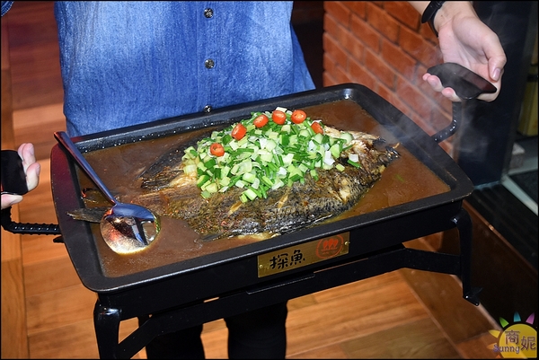 探魚：台中最文藝烤魚餐廳。探魚。大陸連鎖品牌在台唯一分店。份量多用料紮實CP值比較高@商妮吃喝遊樂