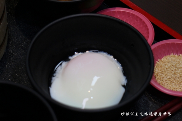 丸亀製麺(台北誠品生活西門店):西門町日式麵食/讚岐烏龍麵『丸亀製麺(誠品生活西門店)』牛丼/期間限定番茄雞肉烏龍麵/捷運西門站