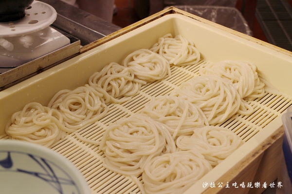 丸亀製麺(台北誠品生活西門店):西門町日式麵食/讚岐烏龍麵『丸亀製麺(誠品生活西門店)』牛丼/期間限定番茄雞肉烏龍麵/捷運西門站