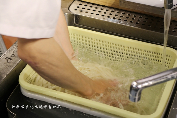 丸亀製麺(台北誠品生活西門店):西門町日式麵食/讚岐烏龍麵『丸亀製麺(誠品生活西門店)』牛丼/期間限定番茄雞肉烏龍麵/捷運西門站