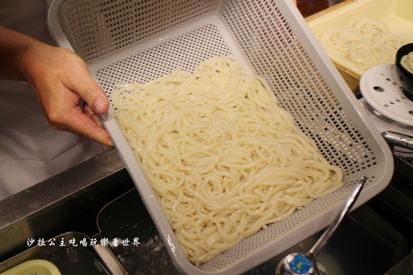 丸亀製麺(台北誠品生活西門店):西門町日式麵食/讚岐烏龍麵『丸亀製麺(誠品生活西門店)』牛丼/期間限定番茄雞肉烏龍麵/捷運西門站