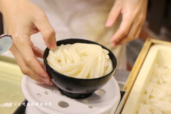 丸亀製麺(台北誠品生活西門店):西門町日式麵食/讚岐烏龍麵『丸亀製麺(誠品生活西門店)』牛丼/期間限定番茄雞肉烏龍麵/捷運西門站