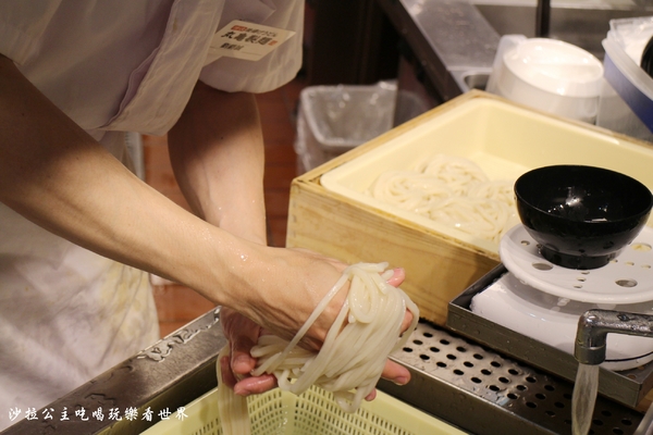 丸亀製麺(台北誠品生活西門店):西門町日式麵食/讚岐烏龍麵『丸亀製麺(誠品生活西門店)』牛丼/期間限定番茄雞肉烏龍麵/捷運西門站