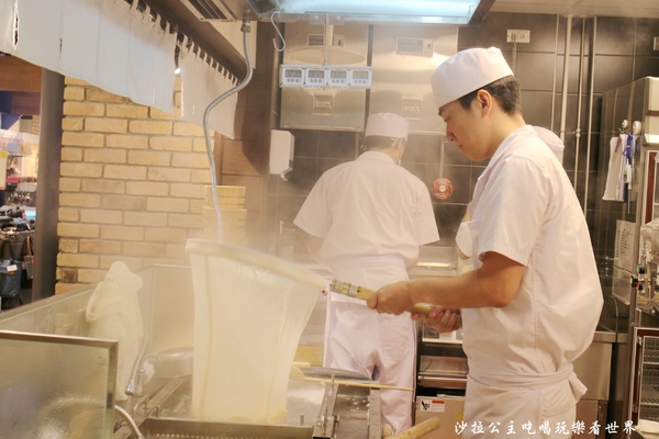 丸亀製麺(台北誠品生活西門店):西門町日式麵食/讚岐烏龍麵『丸亀製麺(誠品生活西門店)』牛丼/期間限定番茄雞肉烏龍麵/捷運西門站
