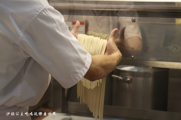 丸亀製麺(台北誠品生活西門店):西門町日式麵食/讚岐烏龍麵『丸亀製麺(誠品生活西門店)』牛丼/期間限定番茄雞肉烏龍麵/捷運西門站
