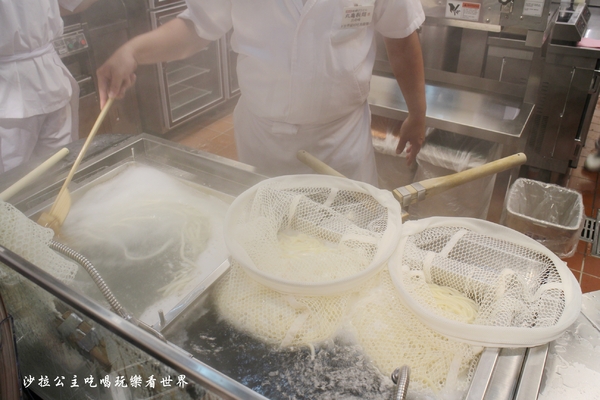 丸亀製麺(台北誠品生活西門店):西門町日式麵食/讚岐烏龍麵『丸亀製麺(誠品生活西門店)』牛丼/期間限定番茄雞肉烏龍麵/捷運西門站