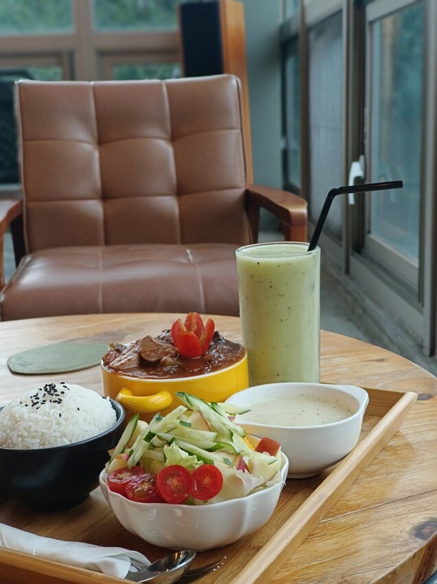 374172.jpg - 【台北.深坑】ARC CAFE玻璃屋+清水模景觀咖啡廳。寵物友善可落地可坐椅子+超寬大超舒適用餐環境