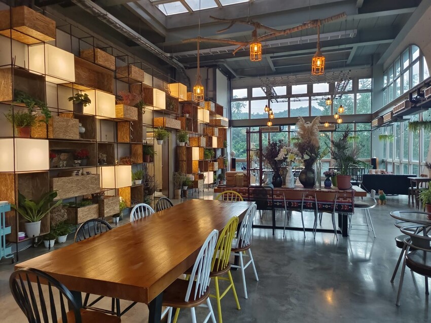 374179.jpg - 【台北.深坑】ARC CAFE玻璃屋+清水模景觀咖啡廳。寵物友善可落地可坐椅子+超寬大超舒適用餐環境