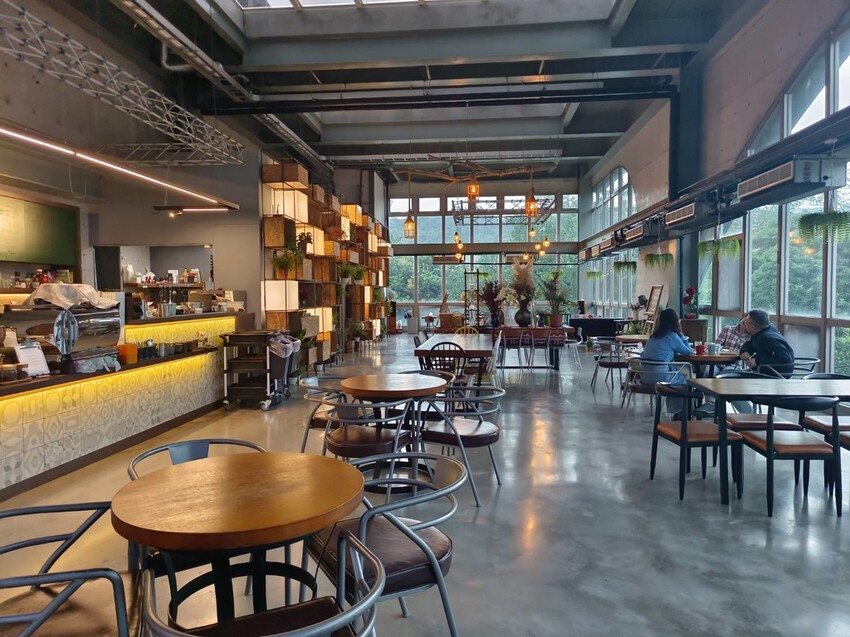 374180.jpg - 【台北.深坑】ARC CAFE玻璃屋+清水模景觀咖啡廳。寵物友善可落地可坐椅子+超寬大超舒適用餐環境