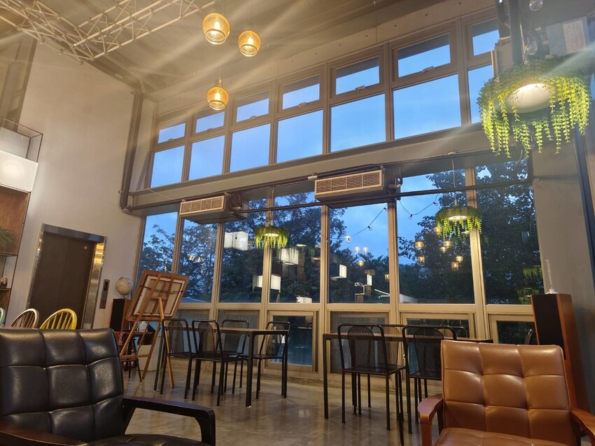 374169.jpg - 【台北.深坑】ARC CAFE玻璃屋+清水模景觀咖啡廳。寵物友善可落地可坐椅子+超寬大超舒適用餐環境