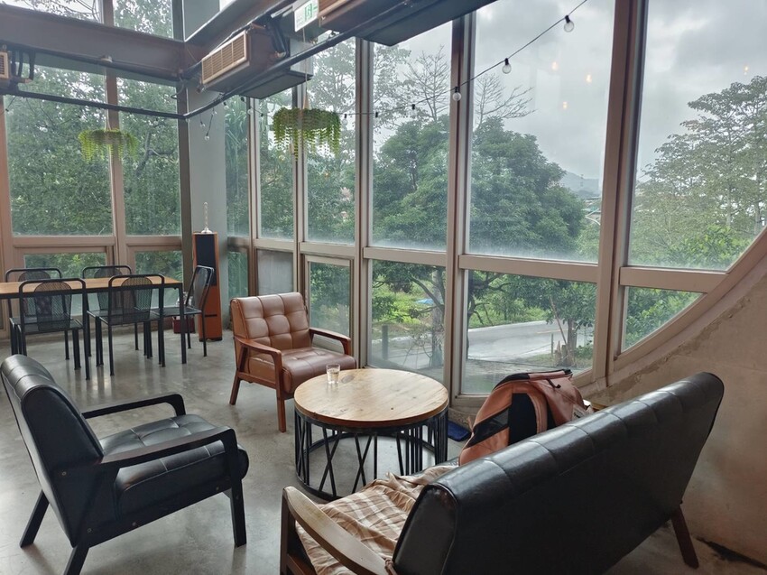 374178.jpg - 【台北.深坑】ARC CAFE玻璃屋+清水模景觀咖啡廳。寵物友善可落地可坐椅子+超寬大超舒適用餐環境