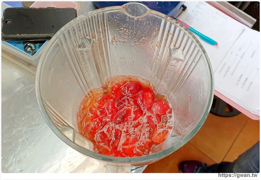 台南獨家限量草莓黑蛋奶!!冬季限定~新鮮草莓每顆只要1元喔!!