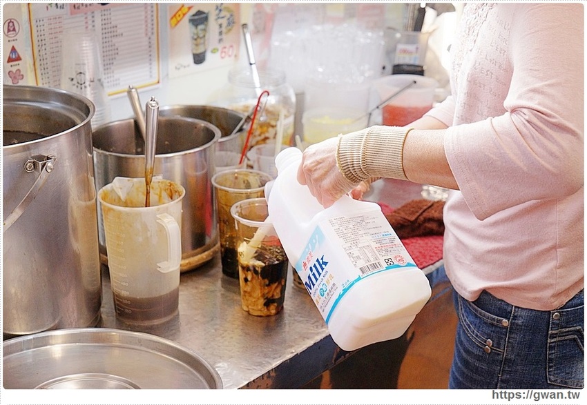 台南獨家限量草莓黑蛋奶!!冬季限定~新鮮草莓每顆只要1元喔!!