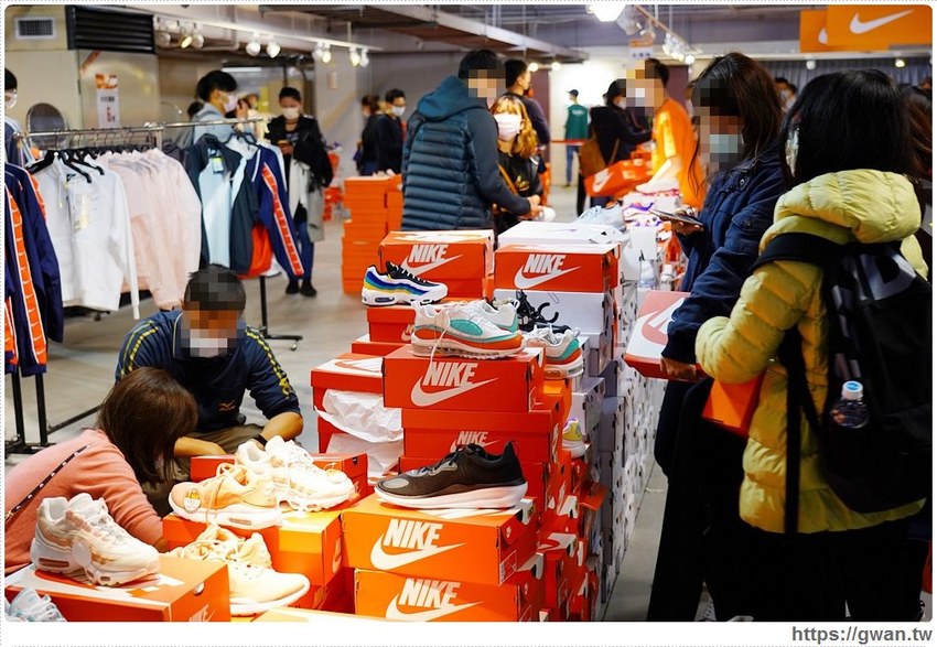 全台獨家NIKE展示鞋清倉會在台中，消費滿200還有星巴克買一送一！
