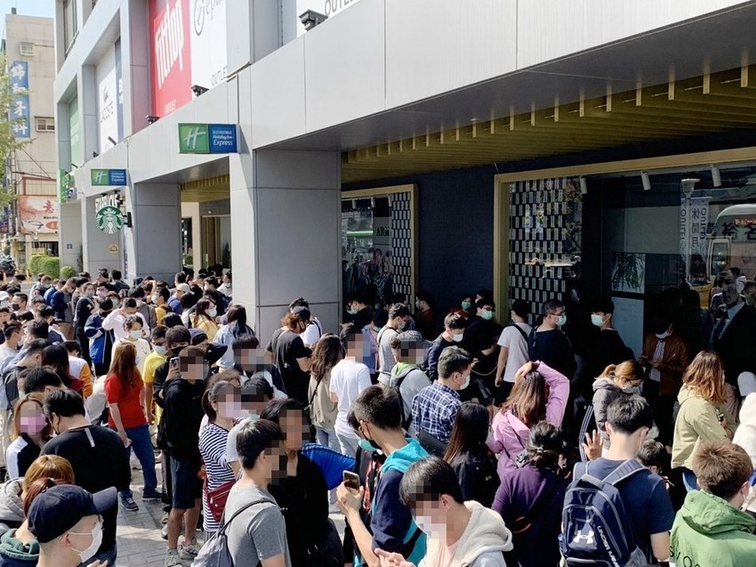 全台獨家NIKE展示鞋清倉會在台中，消費滿200還有星巴克買一送一！