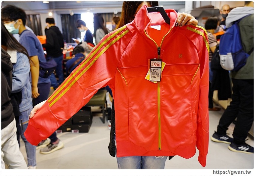 全台獨家NIKE展示鞋清倉會在台中，消費滿200還有星巴克買一送一！