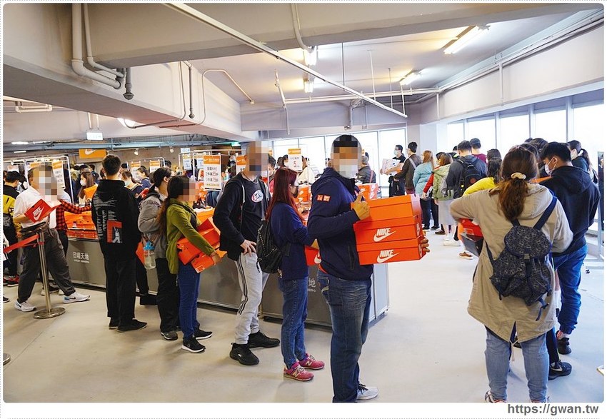全台獨家NIKE展示鞋清倉會在台中，消費滿200還有星巴克買一送一！
