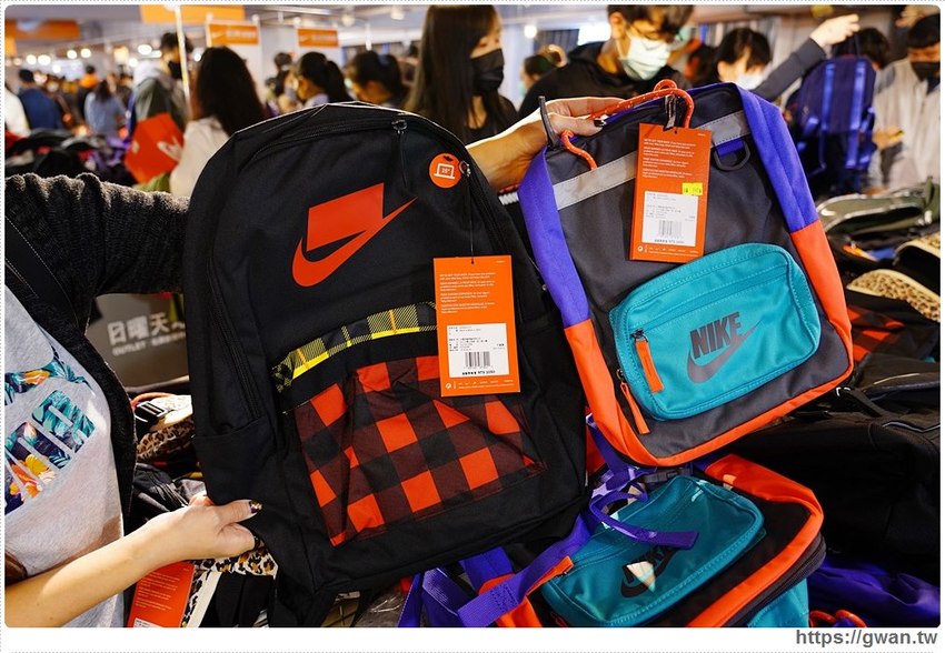 全台獨家NIKE展示鞋清倉會在台中，消費滿200還有星巴克買一送一！