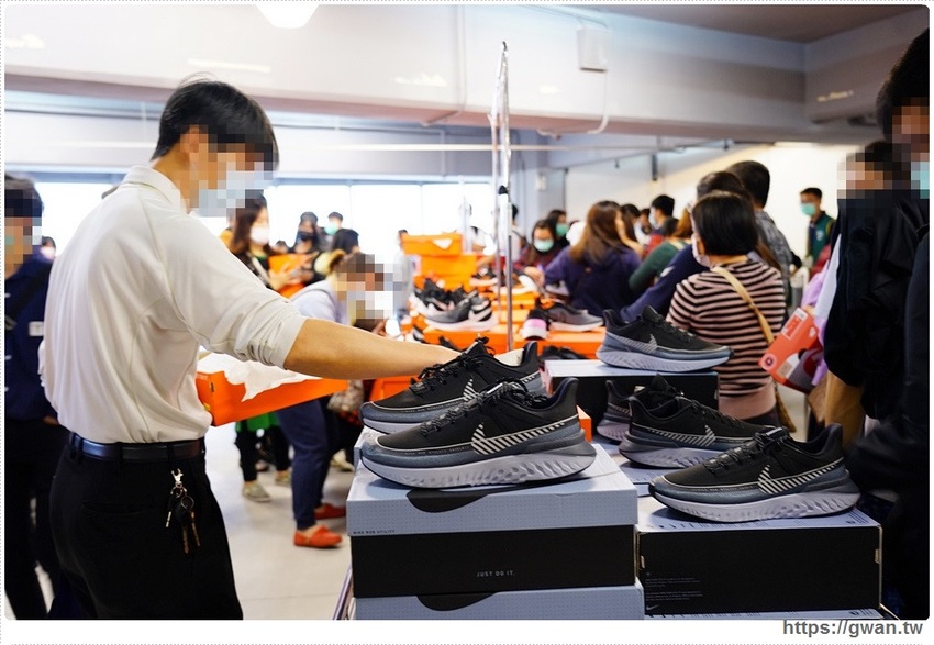 全台獨家NIKE展示鞋清倉會在台中，消費滿200還有星巴克買一送一！