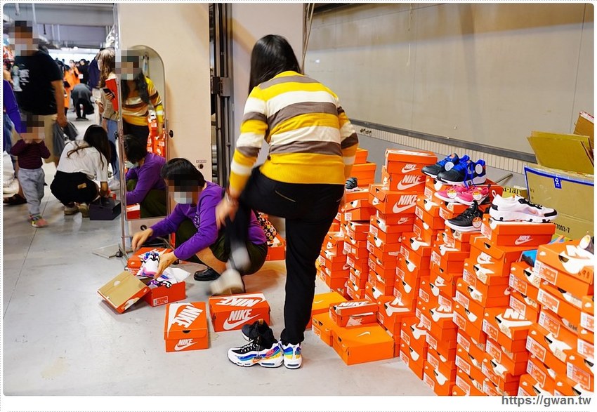 全台獨家NIKE展示鞋清倉會在台中，消費滿200還有星巴克買一送一！
