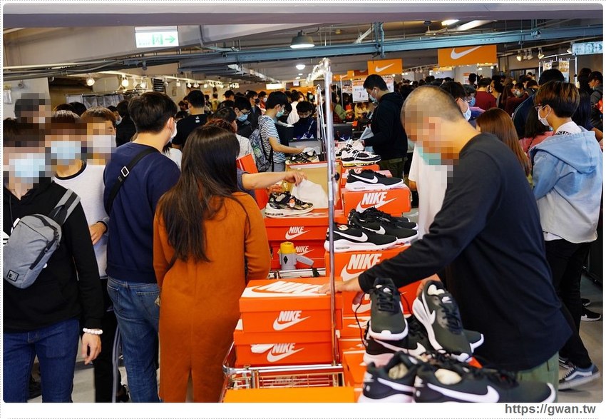 全台獨家NIKE展示鞋清倉會在台中，消費滿200還有星巴克買一送一！