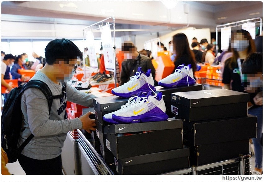 全台獨家NIKE展示鞋清倉會在台中，消費滿200還有星巴克買一送一！