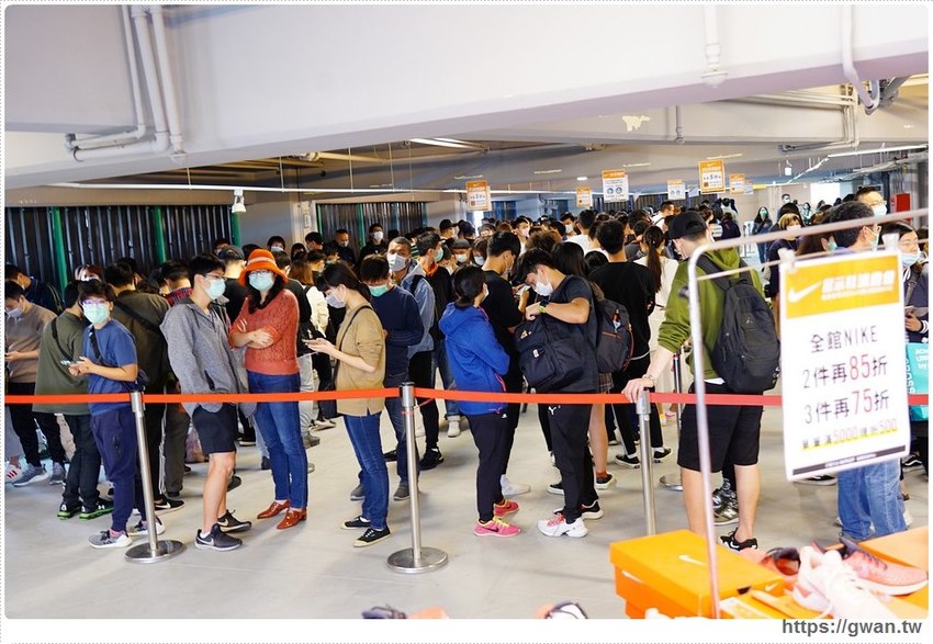 全台獨家NIKE展示鞋清倉會在台中，消費滿200還有星巴克買一送一！