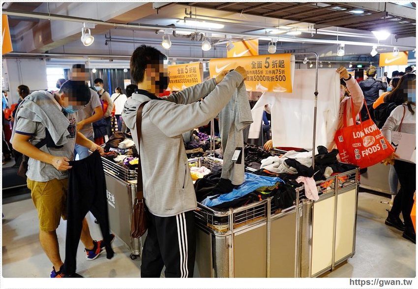 全台獨家NIKE展示鞋清倉會在台中，消費滿200還有星巴克買一送一！